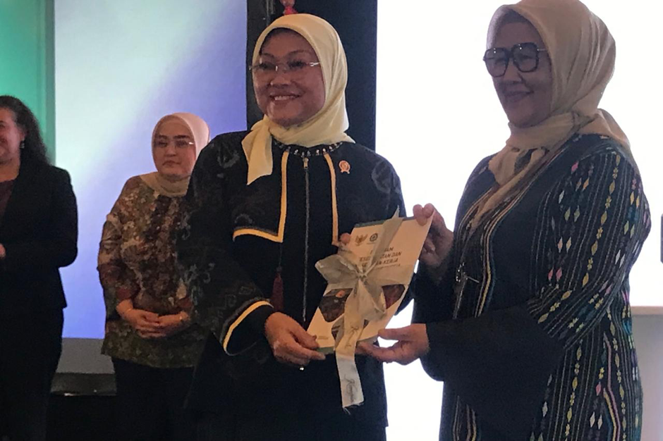 Menaker Ida Fauziyah ketika menerima Buku Program K3 Nasional 2024-2029 dari Dirjen Binwasnaker dan K3 Haiyani Rumondang.
