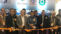 Peristiwa-INOSHPRO Gunting Pita. Ketua Badan Penasihat INOSHPRO Prof. Tan Malaka dan Direktur Bina Pemeriksaan Norma Ketenagakerjaan Kemnaker Yuli Adiratna (tengah) bersama jajaran pengurus Inoshpro melakukan seremonial peresmian Inoshpro di Conference Room/Hall D1/JIEXPO Kemayoran Jakarta, 25 September 2024.