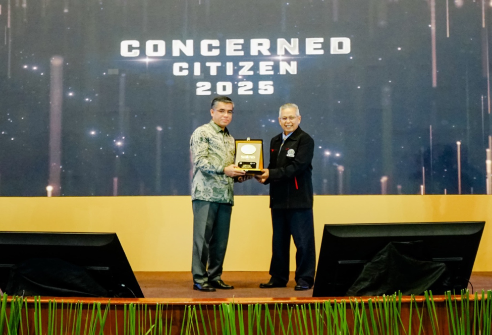 Menaker RI Prof. Yassierli saat menerima Penghargaan WISCA kategori WSO Concerned Citizen yang diberikan oleh Soehatman Ramli (Chairman WSO Indonesia).