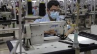 pekerja pabrik Seorang karyawan tengah bekerja di sebuah pabrik garmen. (Foto : Pemkot Tangerang)
