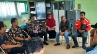 disnaker situbondo Kepala Dinas Ketenagakerjaan Situbondo, Jawa Timur, Suriyatno saat memfasilitasi eks karyawan dengan PT Panca Mitra Multiperdana (PMMP). (Foto : Disnaker Situbondo)