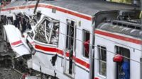 kecelakaan KRL Petugas mengamati gerbong KRL Commuterline dan KA Argo Bromo Anggrek relasi Gambir-Surabaya Pasar Turi pascakecelakaan di Stasiun Bekasi Timur, Bekasi, Jawa Barat, Selasa (28/4/2026). (Foto : ANTARA)