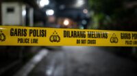 police line Diduga dendam, pegawai ekspedisi di Tasikmalaya siram air keras ke pekerja konveksi. (Foto: Ilustrasi/AI)