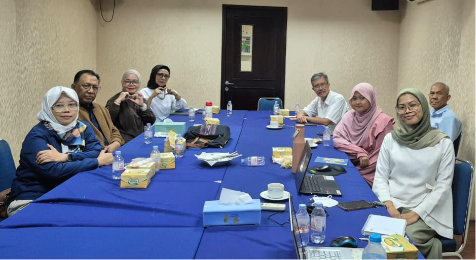 Tim perumus dan pelaksana ketika melakukan rapat bersama.