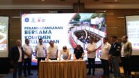 Jajaran Direksi dan Komisaris PAM Jaya menyaksikan penandatanganan kerja sama Komitmen K3 dengan pihak ketiga. (Foto : PAM Jaya) Jajaran Direksi dan Komisaris PAM Jaya menyaksikan penandatanganan kerja sama Komitmen K3 dengan pihak ketiga. (Foto : PAM Jaya)