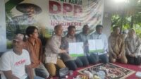 petani DPW Tani Merdeka Indonesia Sultra bersama BPJS Ketenagakerjaan saat MoU penyediaan jaminan perlindungan dan santuan kecelakaan kerja bagi petani di kawasan hutan Sosial Nanga-nanga Baruga Kota Kendari. (Foto : ANTARA/La Ode Muh Deden Saputra)