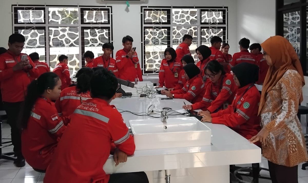Suasana praktikum mahasiswa Fakultas Kesehatan Masyarakat (FKM) Universitas Diponegoro.