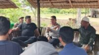 kapolres loksemawe Kapolres Lhokseumawe AKBP Dr. Ahzan turun langsung melakukan mediasi dengan sejumlah eks karyawan PT KKA yang memblokir akses jalan menuju kawasan pabrik di Desa Jamuan, Kecamatan Banda Baro, Aceh Utara. (Foto: Dok. Polres Lhokseumawe)