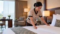 pekerja hotel Ilustrasi seorang karyawan hotel tengah bekerja.