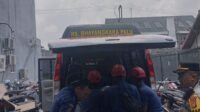 pekerja tewas Jenazah diberangkatkan menggunakan ambulans menuju Desa Tada, Kabupaten Parigi Moutong.(Foto : Polresta Palu)