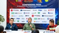 PHOTO-2026-10-22-21-24-35 Konferensi pers. Ketiga narasumber, dari kiri, Ketua Panitia IFRC 2026, Periadi, Kepala Teknik Tambang PTFI, Carl Tauran, dan Koordinator Juri (Perwakilan Pertapindo), Wiyono Winarno. (Foto: Galeri Papua/Fernando Rio-edit)